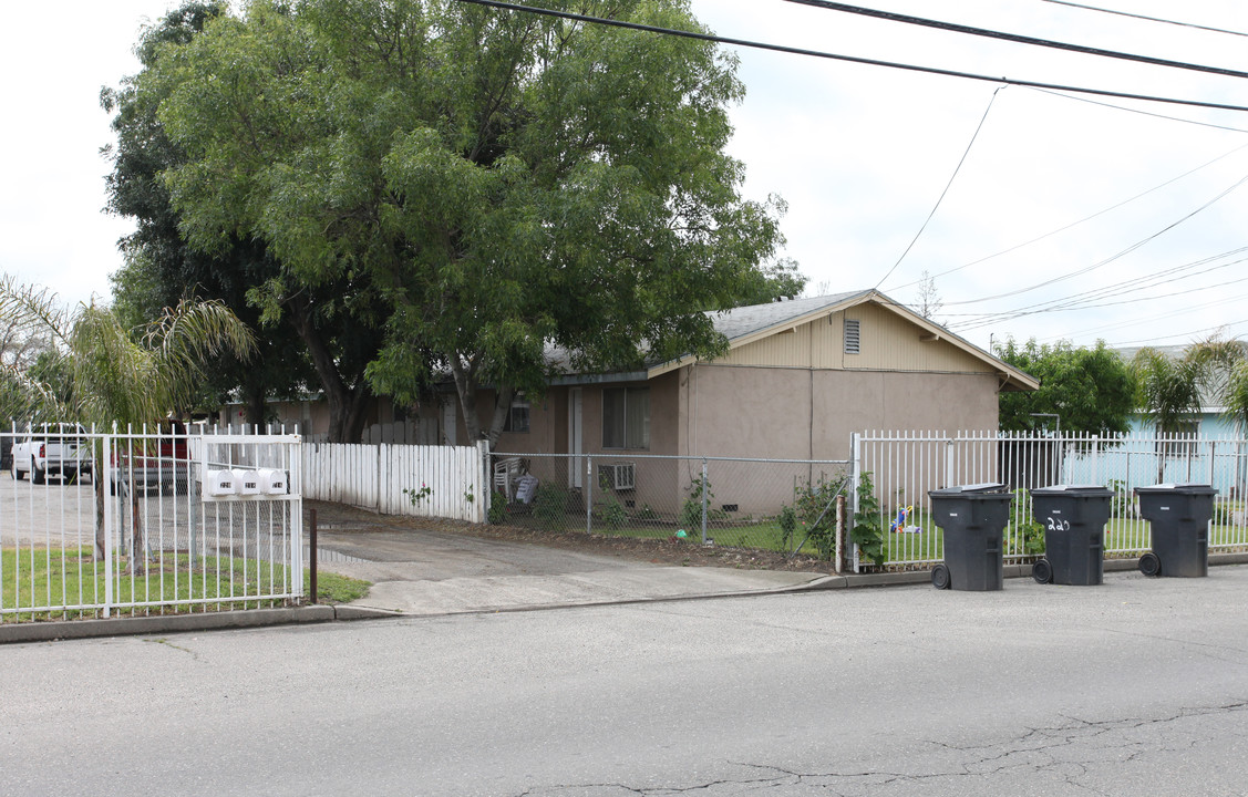 218 F St in Turlock, CA - Foto de edificio
