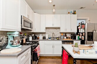 2622 N Harding Ave, Unit 2 in Chicago, IL - Building Photo - Building Photo