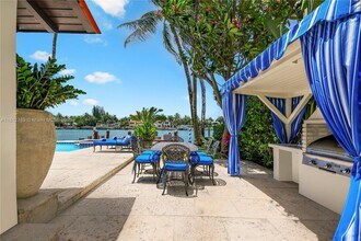 56 S Hibiscus Dr in Miami Beach, FL - Foto de edificio - Building Photo