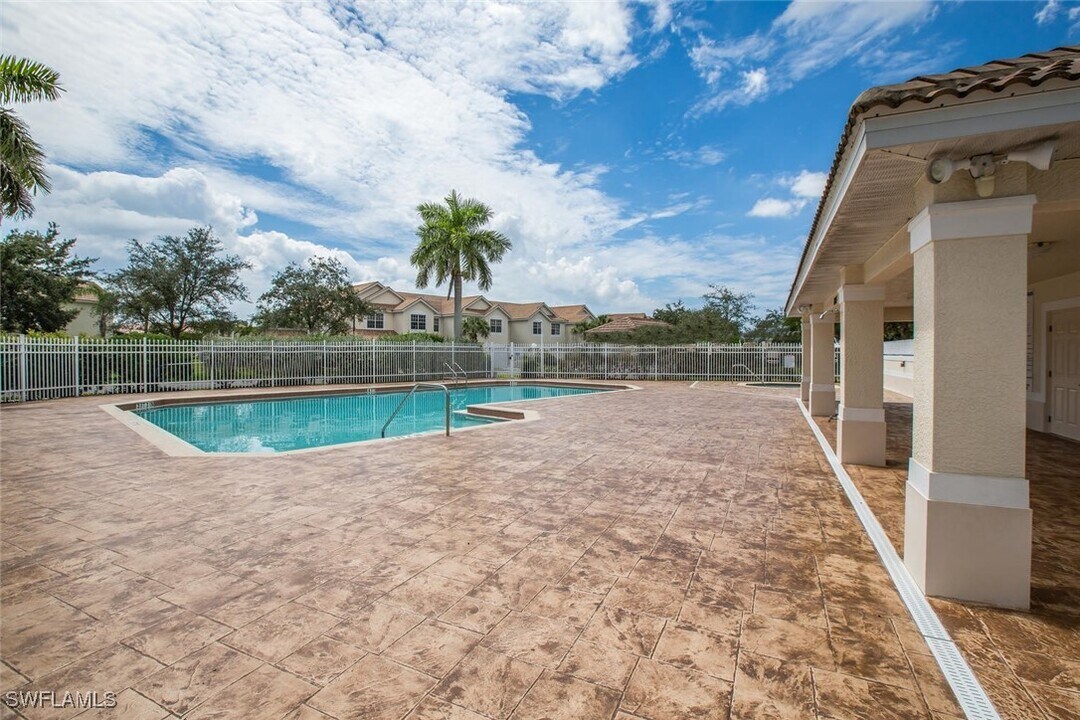 836 Hampton Cir in Naples, FL - Building Photo