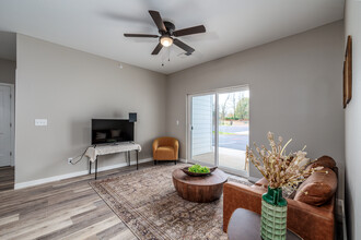 The Vibe Crossing in Springfield, MO - Building Photo - Interior Photo