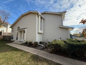 612 Newbury Ln in Schaumburg, IL - Building Photo - Building Photo