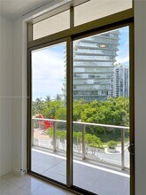2655 S Bayshore Dr, Unit 405 in Miami, FL - Foto de edificio - Building Photo