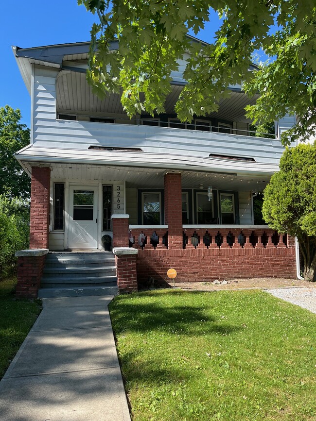 3265 E Overlook Rd, Unit 2 in Cleveland Heights, OH - Foto de edificio - Building Photo