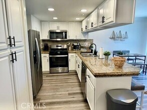127 29th St, Unit 1 in Newport Beach, CA - Foto de edificio - Building Photo