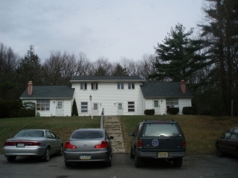 Rolling Pines Dr in Brodheadsville, PA - Foto de edificio