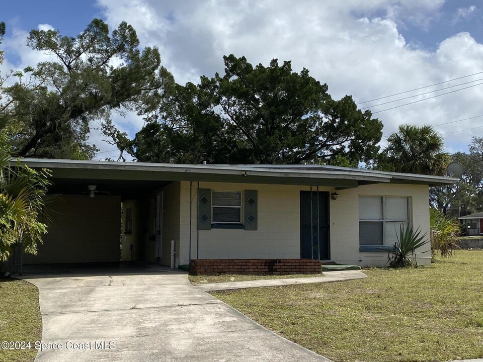 1041 Tudor Ln in Titusville, FL - Foto de edificio