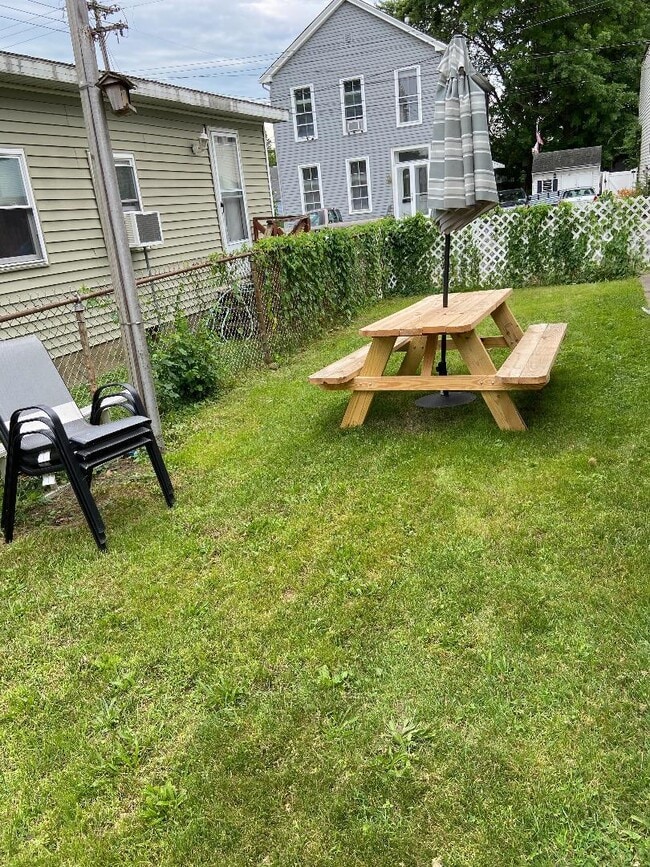 1300 6th Ave, Unit 1 in Watervliet, NY - Foto de edificio - Building Photo