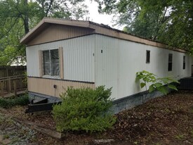 413 Miller St in White Oak, TX - Building Photo