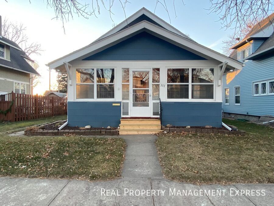 Gorgeous 4 bed 1 bath home in Sioux Falls, SD - Building Photo