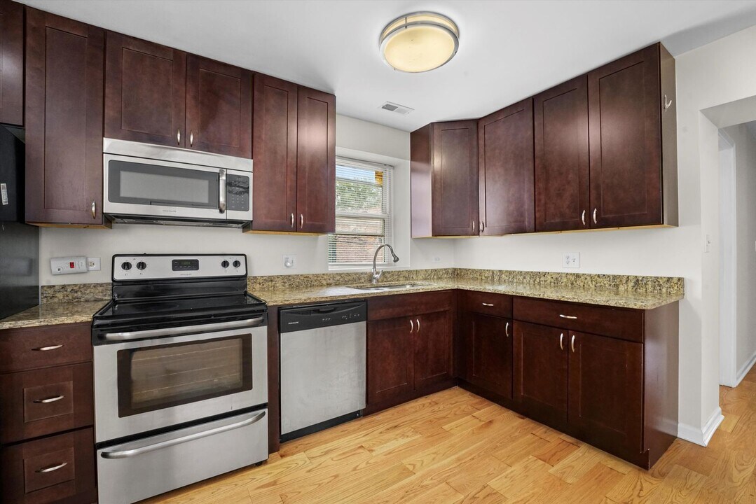 1911 W Chicago Ave in Chicago, IL - Building Photo