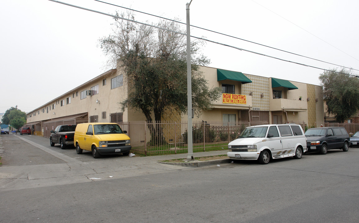 Willis Villas Apartments in Panorama City, CA - Building Photo