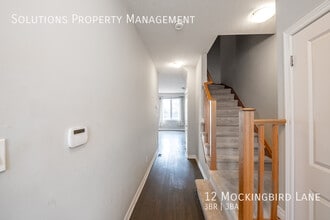 12 Mockingbird Ln in Hamilton, ON - Building Photo - Building Photo