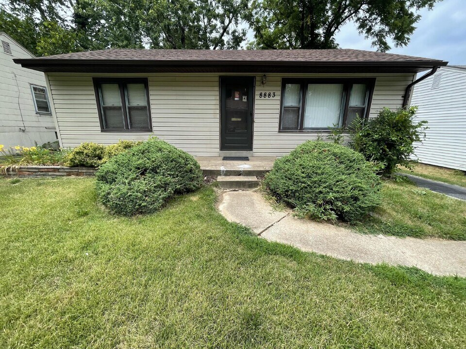 8883 St Cyr Dr in St. Louis, MO - Building Photo