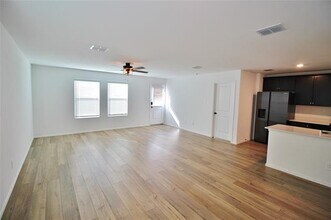 1013 Lady Bird St in Ennis, TX - Building Photo - Building Photo