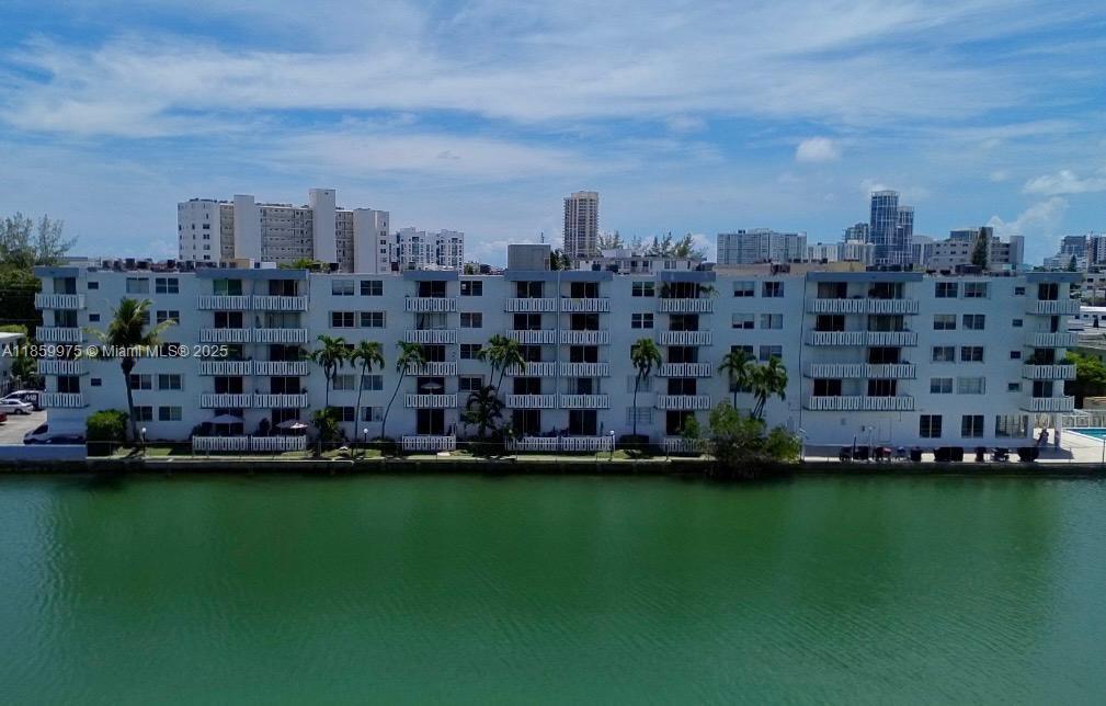 7900 Tatum Waterway Dr in Miami Beach, FL - Building Photo