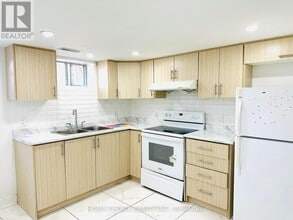 116 Eldomar Ave in Brampton, ON - Building Photo - Building Photo