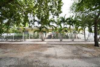 3225 S Le Jeune Rd in Coral Gables, FL - Building Photo - Building Photo