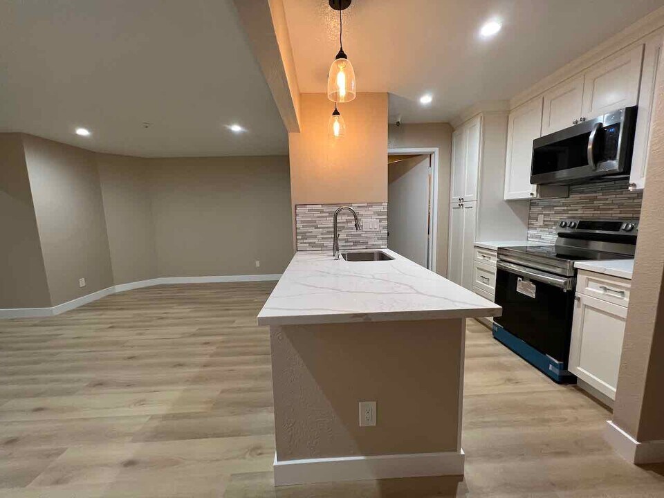 3183 Wayside Plz, Unit 201 in Walnut Creek, CA - Building Photo