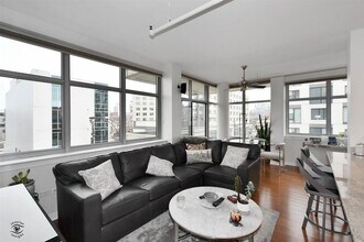 511 W Division St, Unit 406 in Chicago, IL - Building Photo - Building Photo