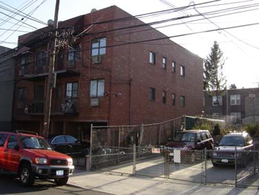 3226 60th St in Flushing, NY - Building Photo