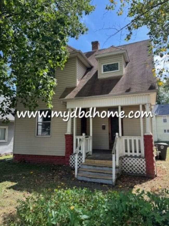 property at 825 W 4th St