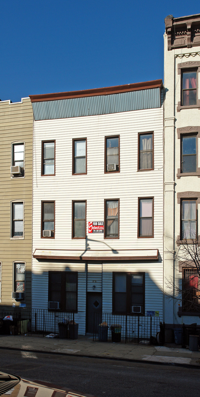 243 Montrose Ave in Brooklyn, NY - Building Photo - Building Photo