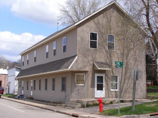 104 Pine St in Glenwood City, WI - Building Photo - Building Photo