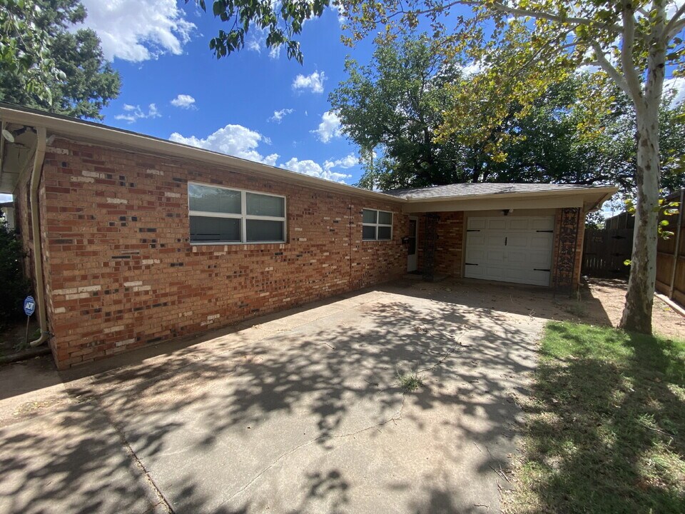 4421 49th St in Lubbock, TX - Building Photo