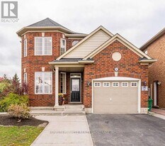 205 Valleyway Dr in Brampton, ON - Building Photo