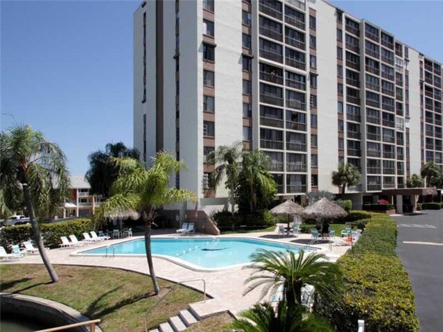 255 Dolphin Pt, Unit 303 in Clearwater Beach, FL - Building Photo - Building Photo