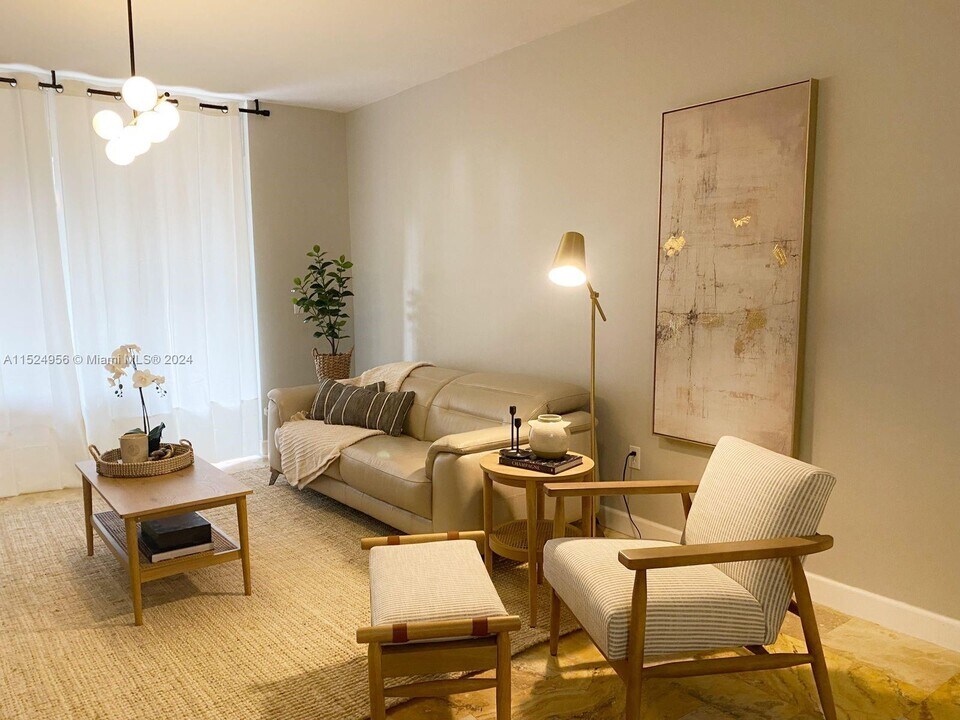 19501 E Country Club Dr in Miami, FL - Building Photo