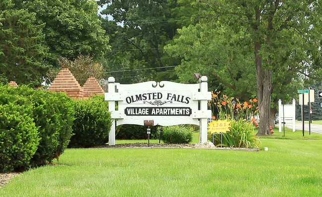 Olmsted Falls Village in Olmsted Falls, OH - Foto de edificio - Building Photo