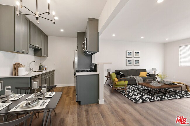 2401 S Sycamore Ave in Los Angeles, CA - Building Photo - Building Photo