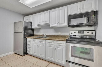 7194 Southgate Blvd in Tamarac, FL - Foto de edificio - Building Photo