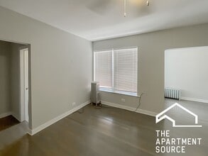 432 W Surf St, Unit 310 in Chicago, IL - Building Photo - Building Photo