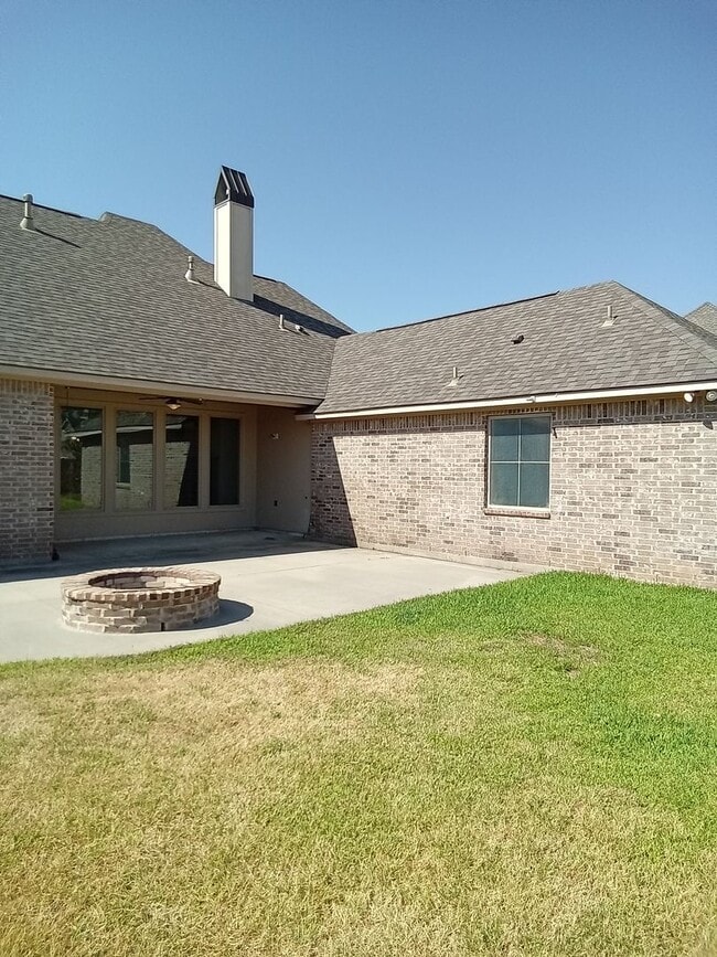 242 Danielle Drive in Benton, LA - Building Photo - Building Photo