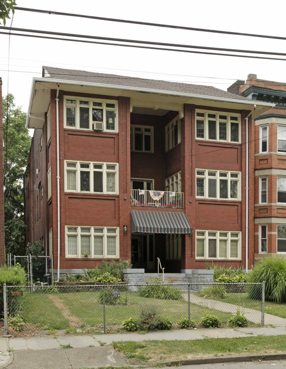 214 S Winebiddle St in Pittsburgh, PA - Building Photo