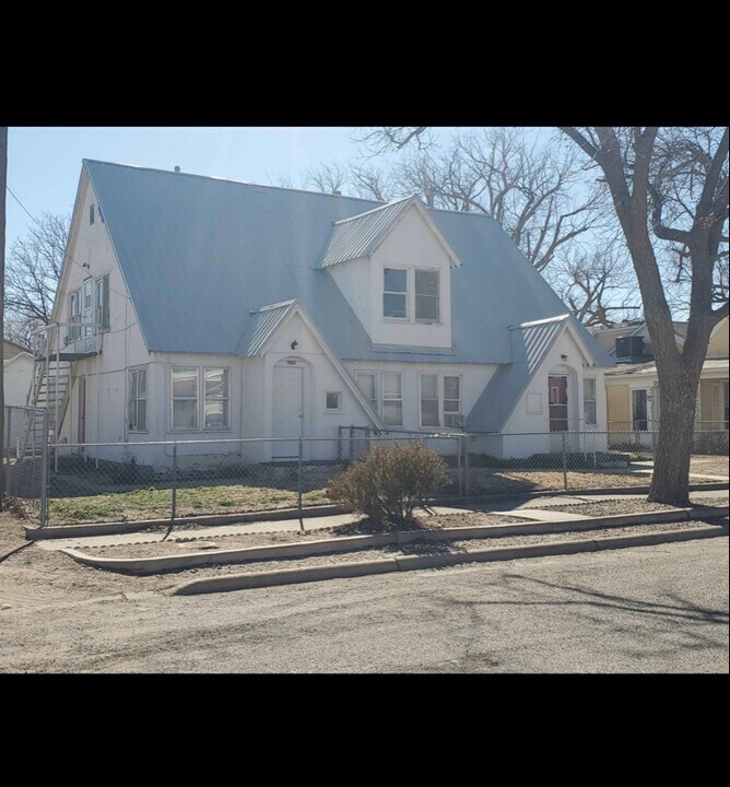 213 W 4th St in Portales, NM - Building Photo