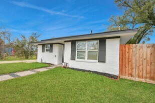 5115 Clay St in Houston, TX - Building Photo