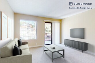 7205 Charmant Dr in San Diego, CA - Foto de edificio - Building Photo