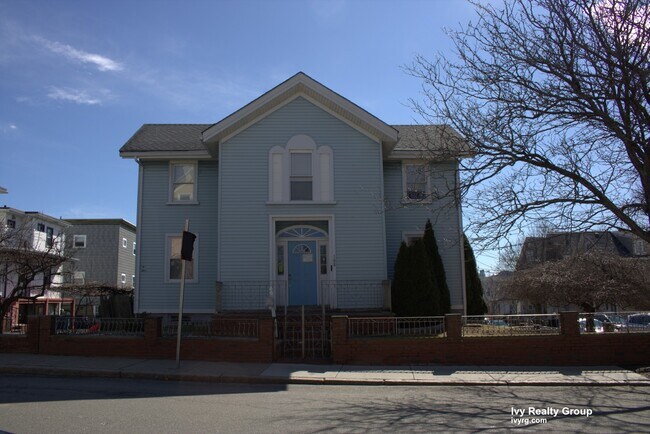 108 Cross St, Unit 1 in Somerville, MA - Building Photo - Building Photo