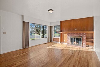 2055 NW Beca Ave in Corvallis, OR - Foto de edificio - Building Photo