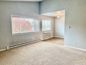 1412 SW Custer Dr, Unit Upper View Unit in Portland, OR - Building Photo - Building Photo