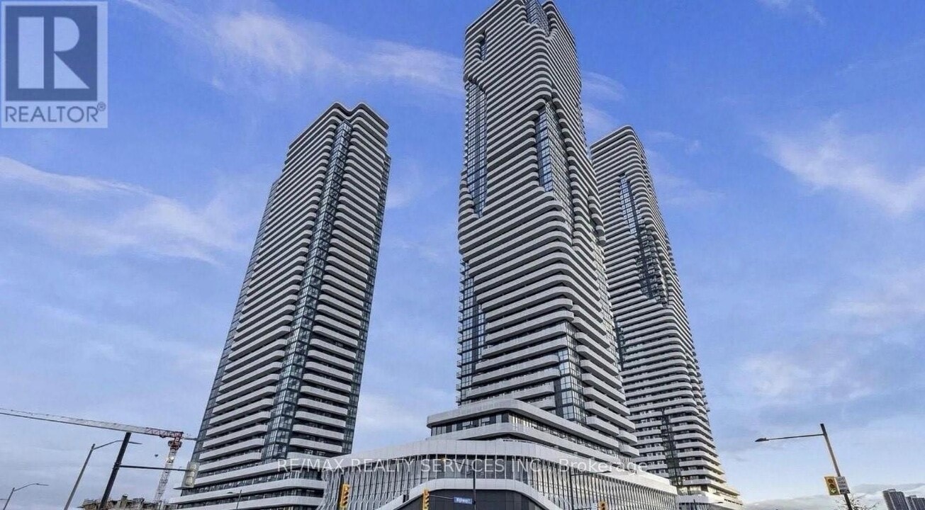 8 Interchange Wy in Vaughan, ON - Building Photo