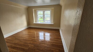 319 E Streicher St-Unit -upper in Toledo, OH - Building Photo - Building Photo