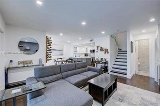 6840 SW 45th Ln in Miami, FL - Foto de edificio - Building Photo