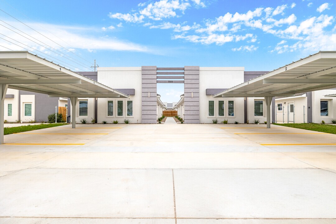 3009 W Sandlewood St in Edinburg, TX - Building Photo