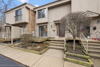 1432 Oakbrook E Dr, Unit 68 in Rochester Hills, MI - Building Photo - Building Photo