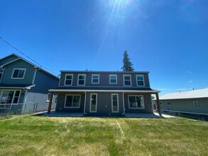 413 East E Street in Deer Park, WA - Foto de edificio - Building Photo